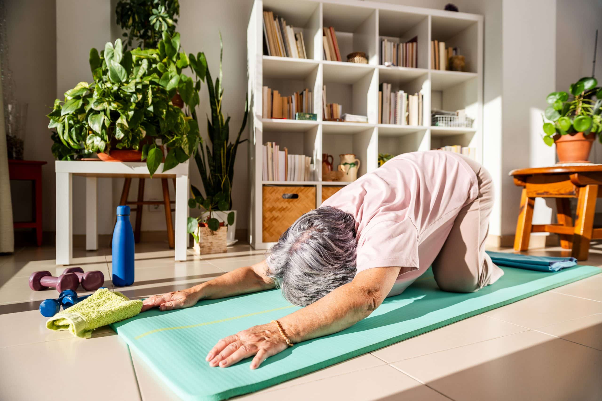 łagodna pozycja jogi dla osób powyżej 55 roku życia