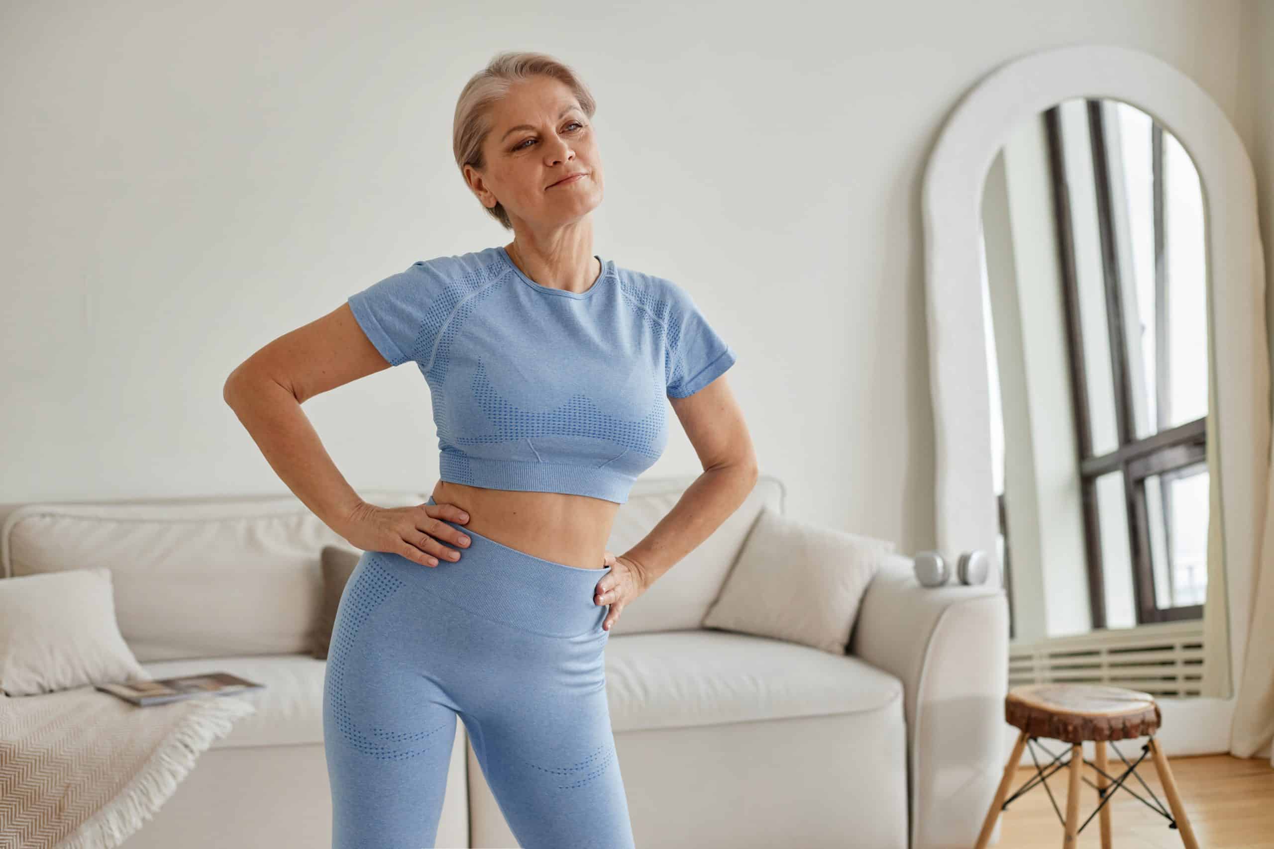 Płaski brzuch po 50. roku życia dzięki ćwiczeniom z dzieciństwa, które nadal działają