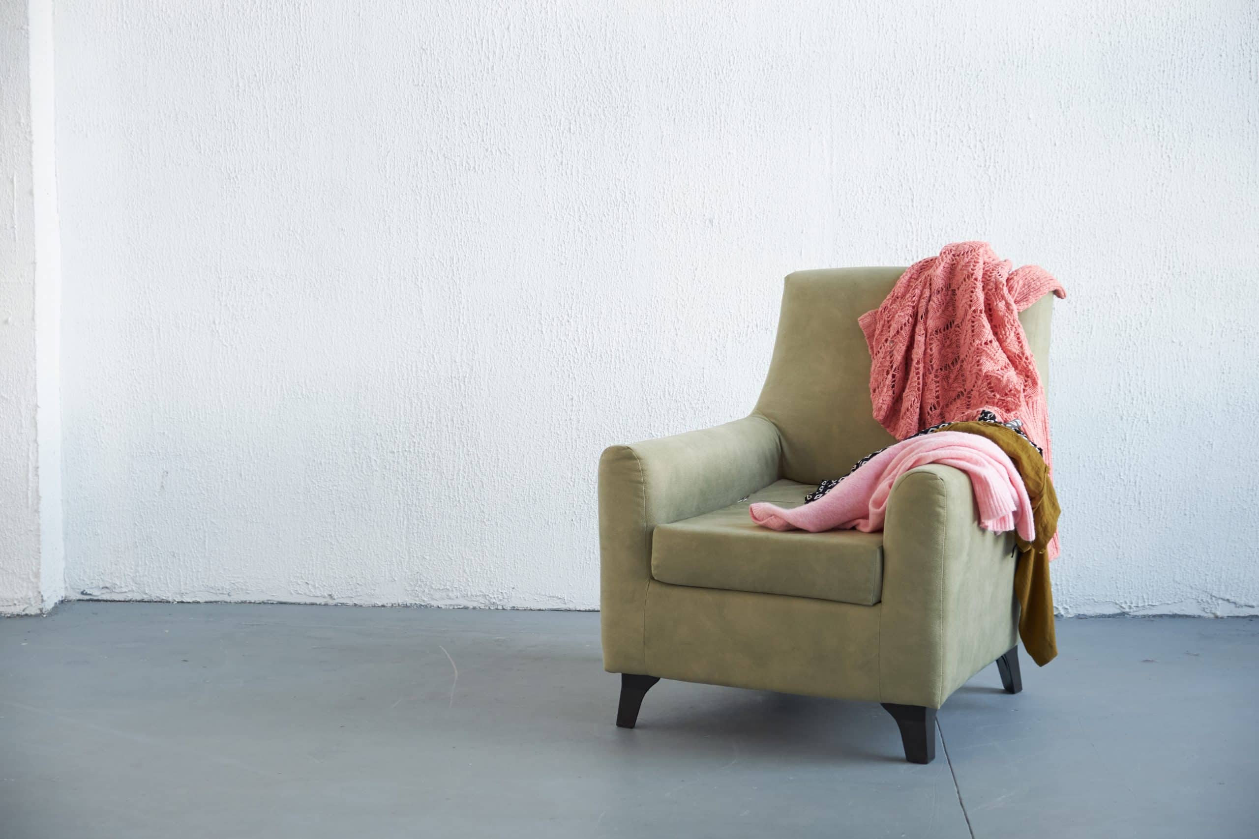 osoba, która kładzie swoje ubrania na krześle