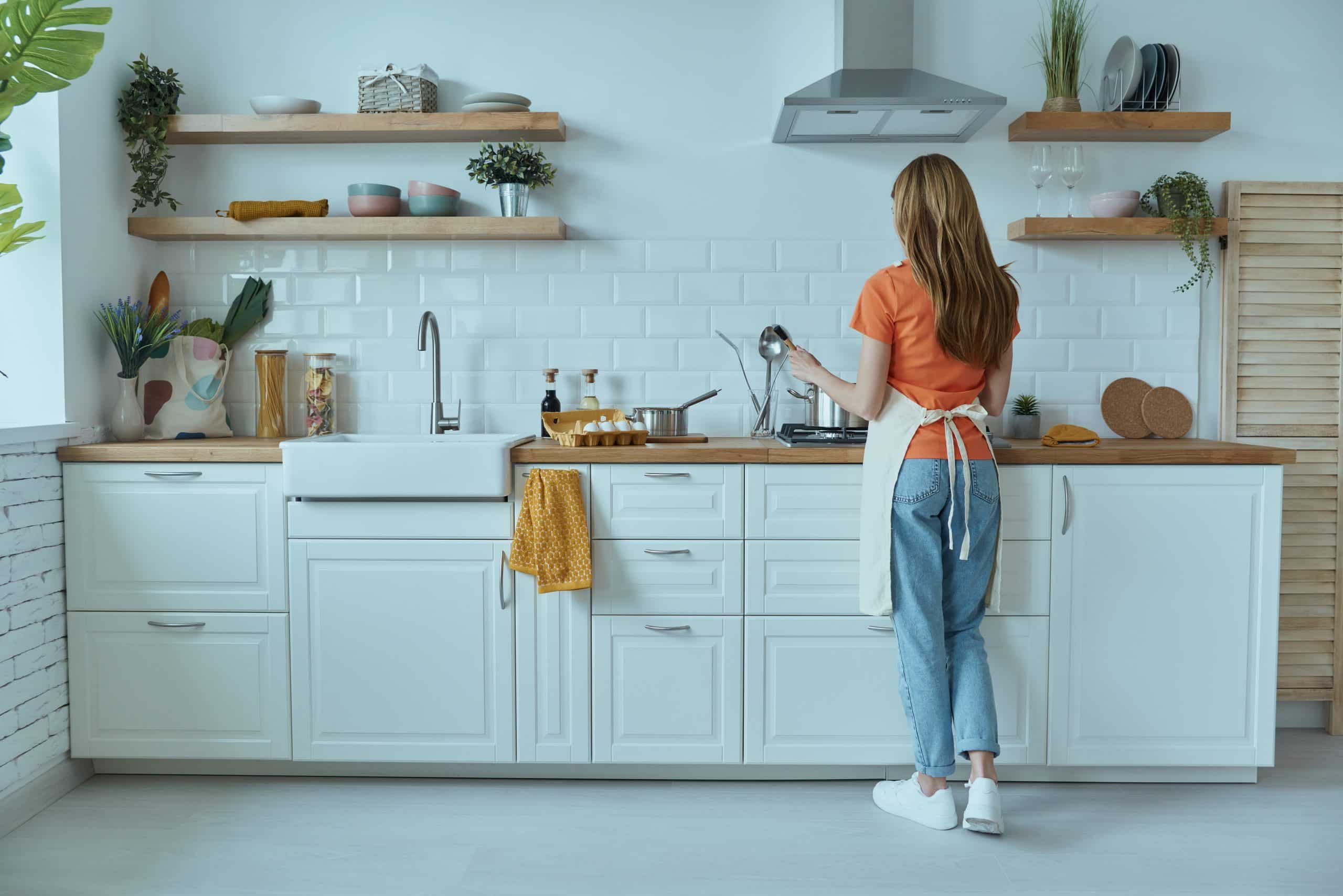 8 cech charakteru osób, które sprzątają podczas gotowania