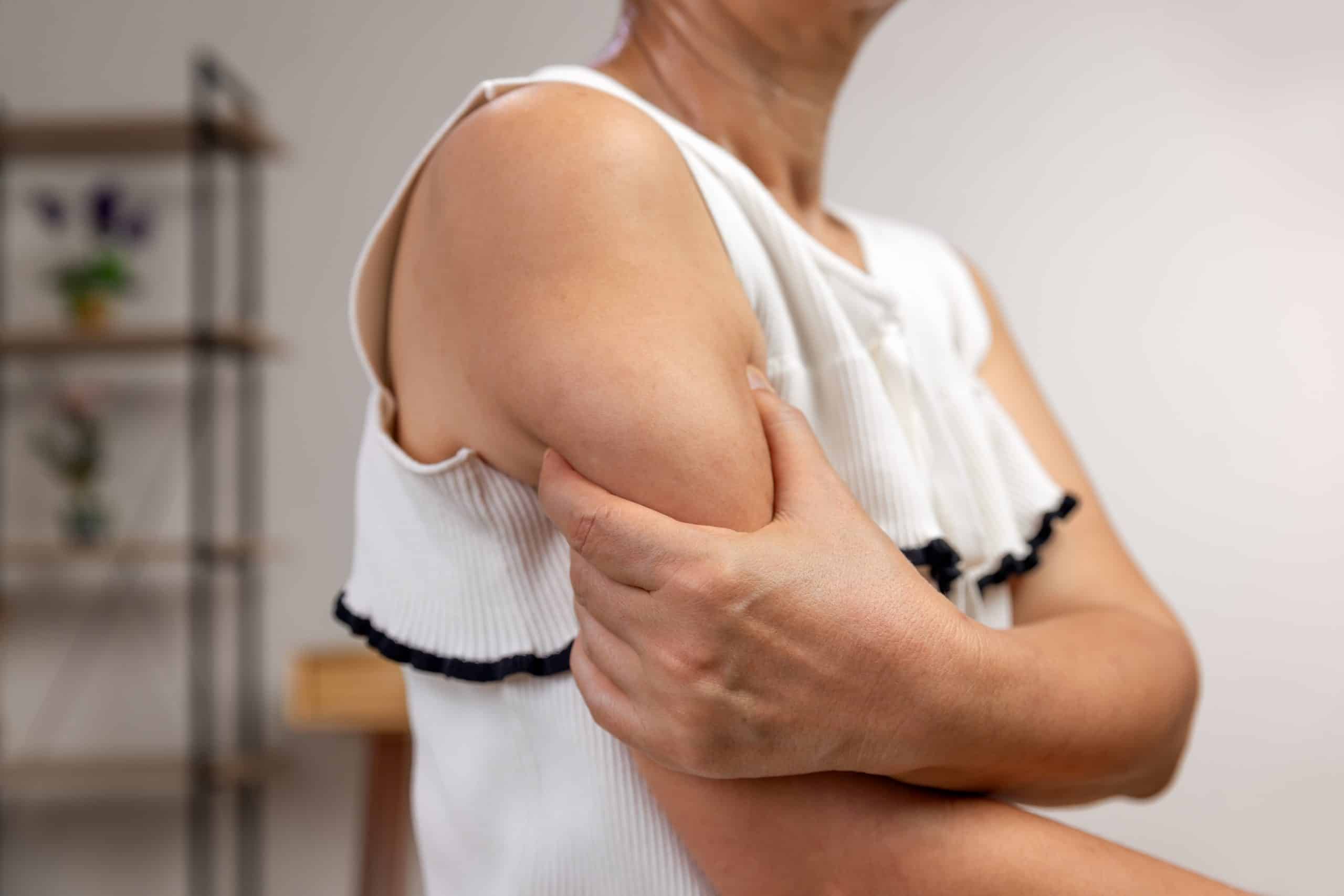 Szybka i skuteczna rutyna ćwiczeń na mięśnie ramion